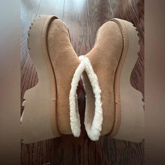 UGG New Heights Platform Clogs NWT Size 10
Indoor or Outdoor Wear - Picture 6 of 9